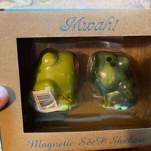Magnetic Frog Salt & Pepper Shakers - Green